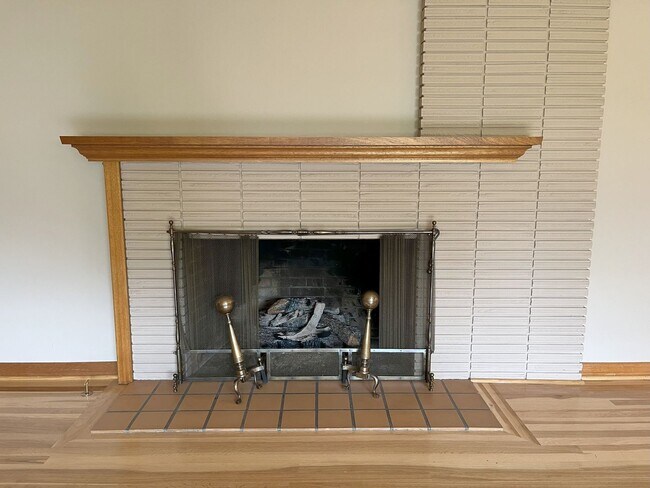 Building Photo - Timeless Character Meets Spacious Living i...