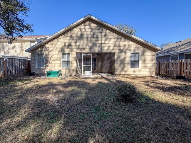 Building Photo - Pet Friendly 3/2 Home in Sorrento Available NOW!