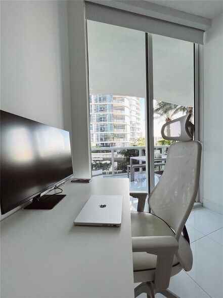 Building Photo - 15811 Collins Ave