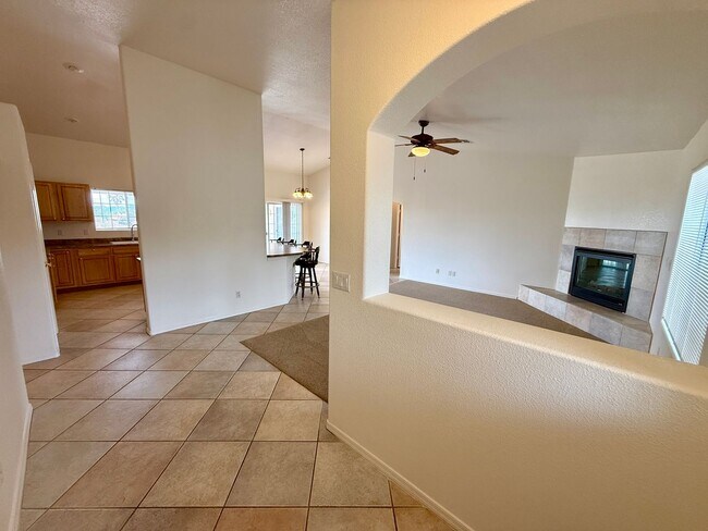 Building Photo - Beautiful 3 Bed / 2 Bath Home Backing to Cerbat Cliffs Golf Course!