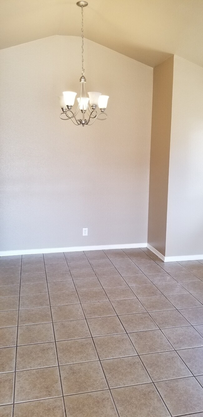 Building Photo - 2105 Agate Dr