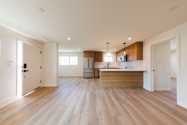 Building Photo - 5933 Comey Ave