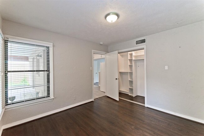 Building Photo - 515 Brookhurst Dr