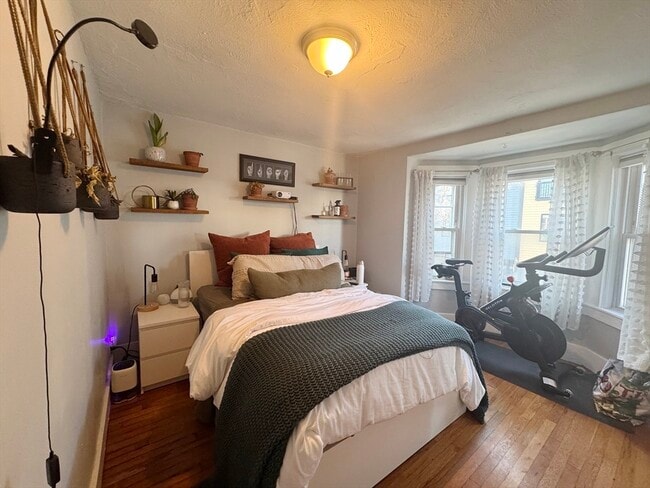 Building Photo - 643 Saratoga St