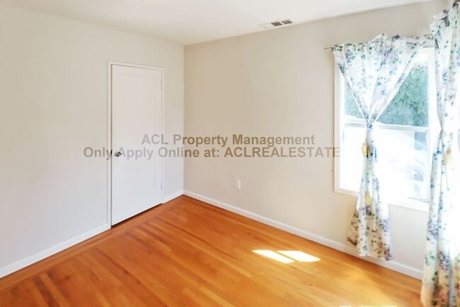 Building Photo - Spacious, quiet, one story Castro Valley Home