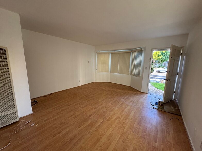 Building Photo - 11976 Walnut Ln