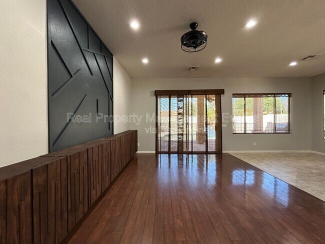 Building Photo - 774 E Maria Ln