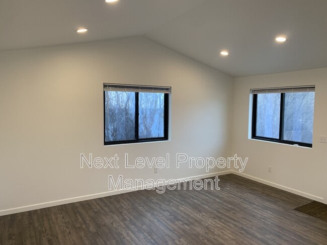 Building Photo - 1003 5th St E