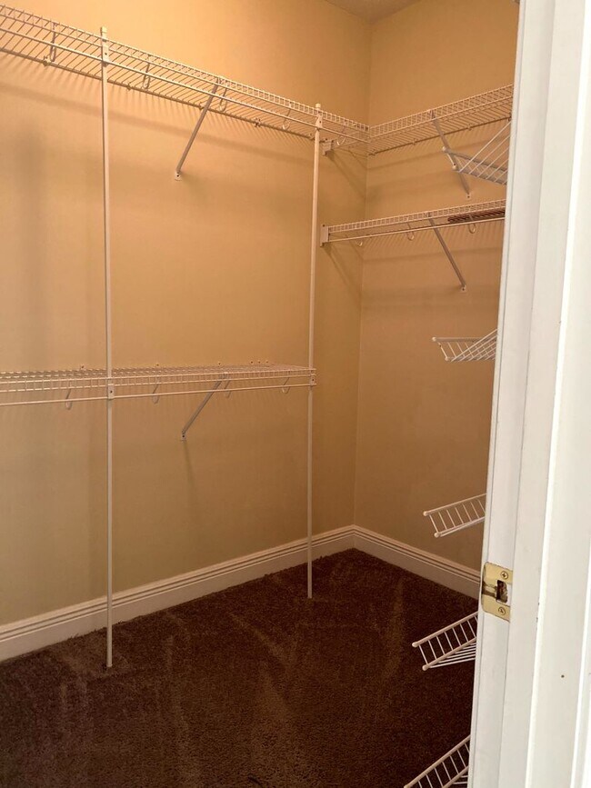 Building Photo - Large Home Settled on Culd-e-sac