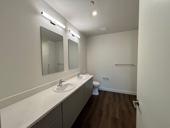 Building Photo - Spacious 1-Bed, 2-Bath + Den with Lake Vie...