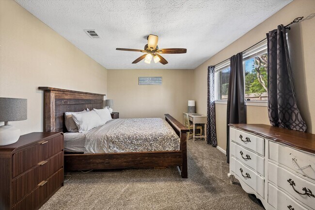 Building Photo - 6223 Vinewood Ln