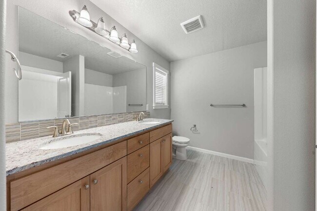 Building Photo - Spacious 4 bedroom home in Dayton