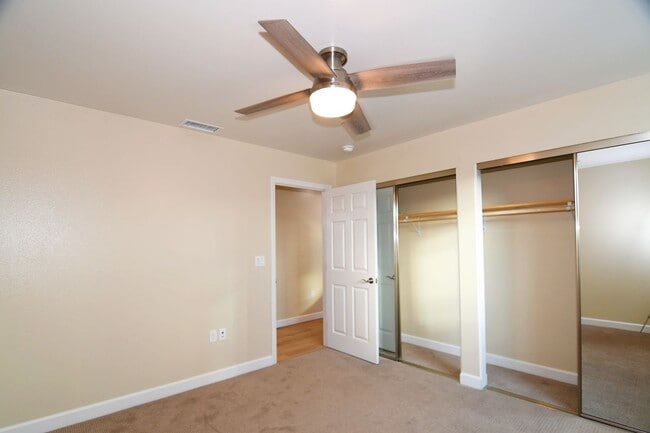 Building Photo - 571 Moss St