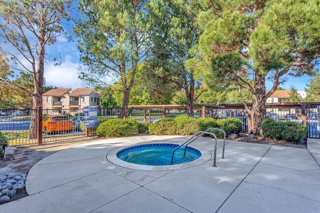 Building Photo - 2554 Olive Dr