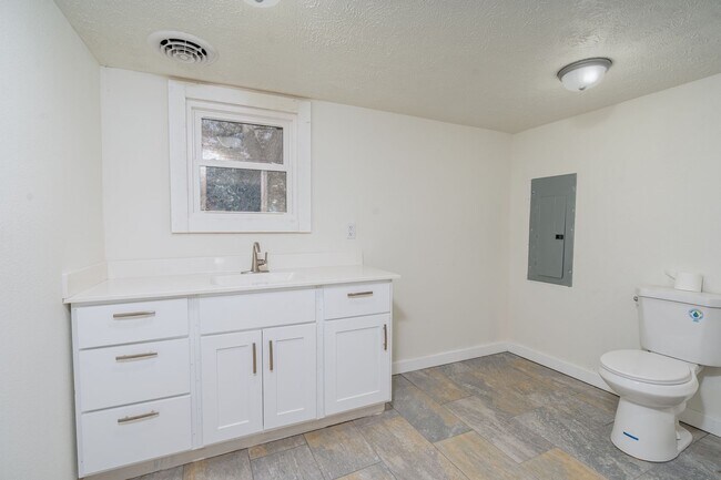 Building Photo - 4 BEDROOM 3 BATHROOM HOUSE FOR RENT