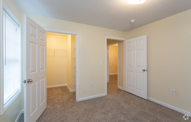 2BR, 2BA -1100 SF - Chase Park