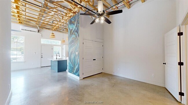 Building Photo - 305 W 27th St