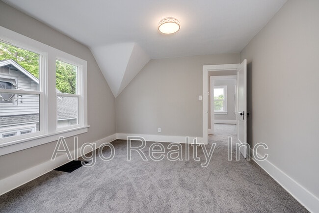 Building Photo - 2123 N Sheridan Ave