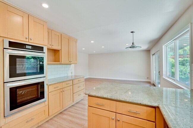 Building Photo - $8500-Mountain View  4 bedroom 3 baths in great neighborhood!