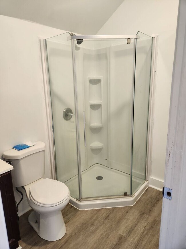 Building Photo - 586 Old York Rd