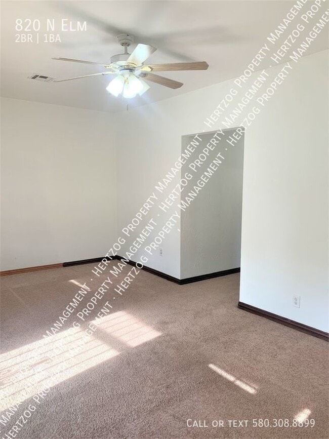 Building Photo - 820 N Elm-