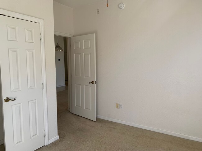 Building Photo - "Move In Special" $250 OFF First Month's Rent - Lovely 3 Bedroom 2 Bath Condo