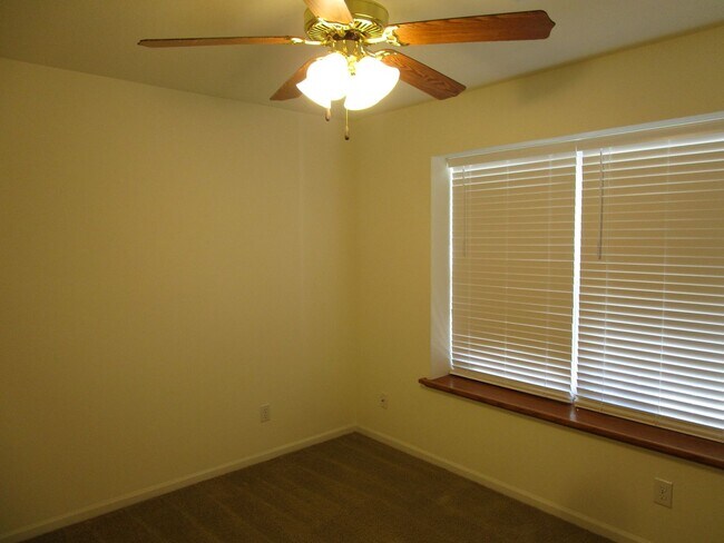 Building Photo - 1725-1727-1727 Louise Cir