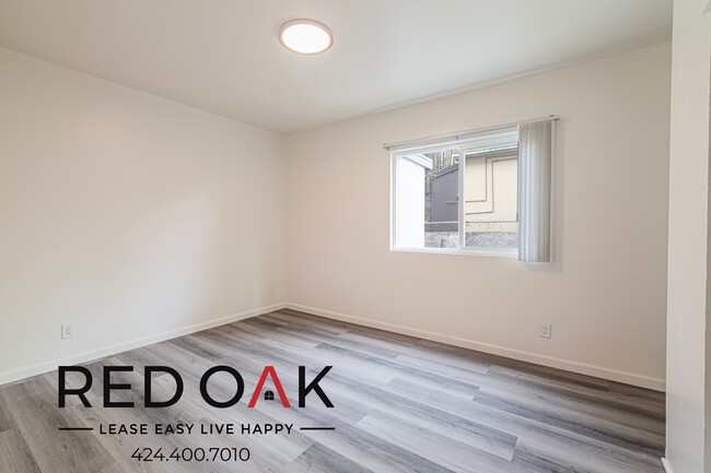 Building Photo - Sun-Drenched One Bedroom with Stainless St...