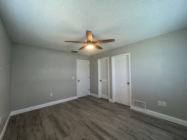 Building Photo - 302 Parkside Dr
