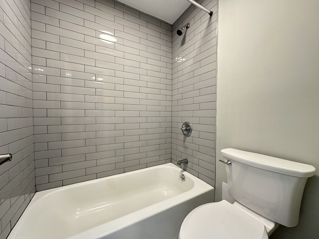 Building Photo - 1214 N La Salle Dr