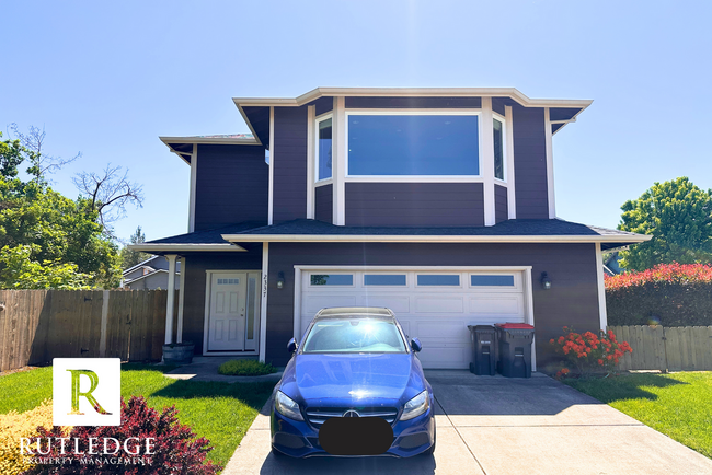 Building Photo - STUNNING 3 Bed/2.5 Bath House in Medford