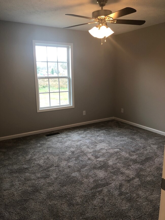 Building Photo - Charming Home in Country Setting with Larg...