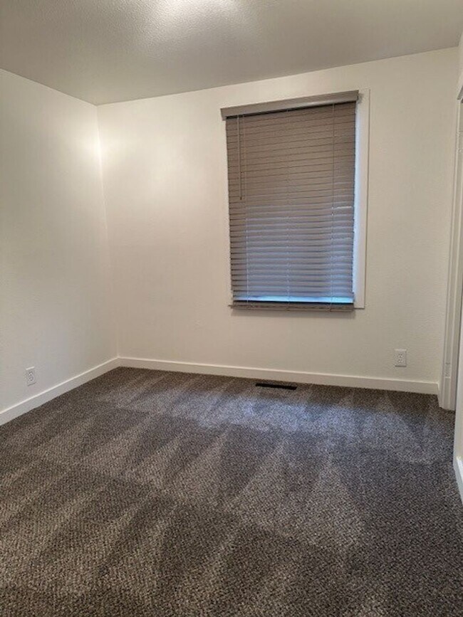 Building Photo - NEWLY REMODELED | East Anchorage | 3BR 1.5...