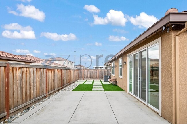 Building Photo - 572 Delicato Dr