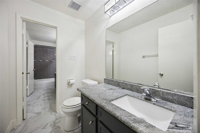 Building Photo - 13895 Hollowgreen Dr