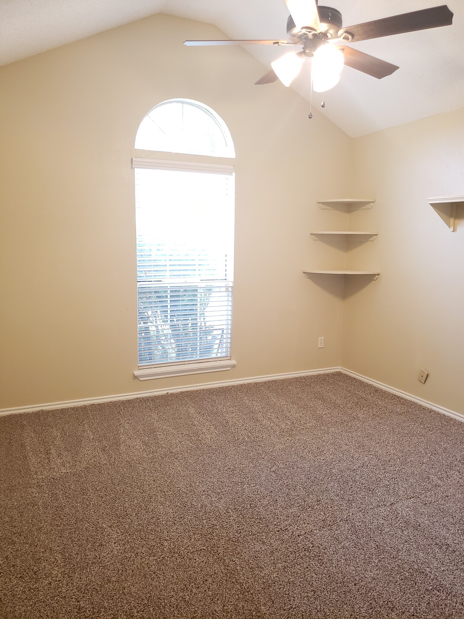 Building Photo - 2212 Carriage Hill