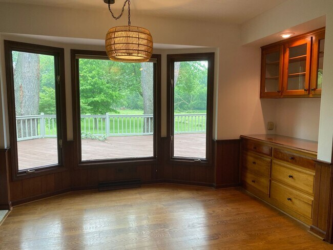 Building Photo - Beautiful Home on the Maumee River