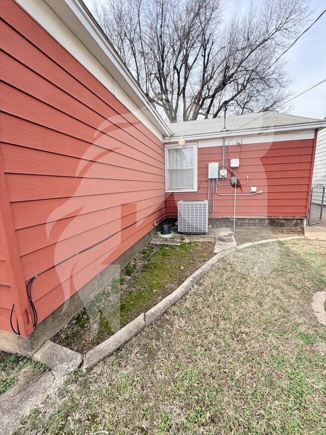 Building Photo - "Furnished 2-Bedroom Enid Retreat with Vintage Charm!"