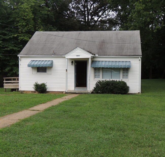 Primary Photo - 2 Bed, 1 Bath house w/ large level yard an...