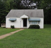 Building Photo - 2 Bed, 1 Bath house w/ large level yard an...
