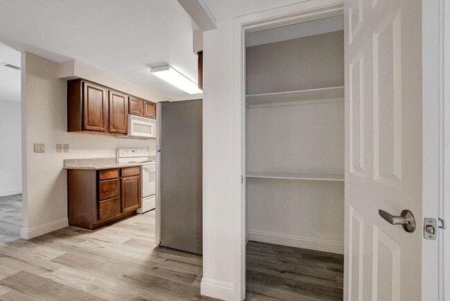 Building Photo - SINGLE BEDROOM CONDO IN GUARD GATED COMMUN...