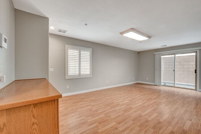 Building Photo - Gorgeous Three Bedroom in the Northwest!