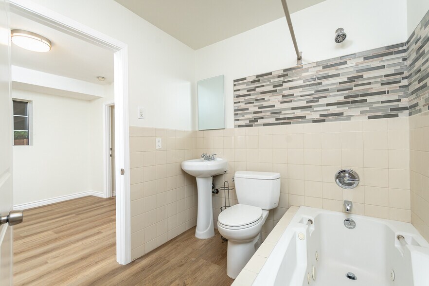 Building Photo - 5617 Katherine Ave