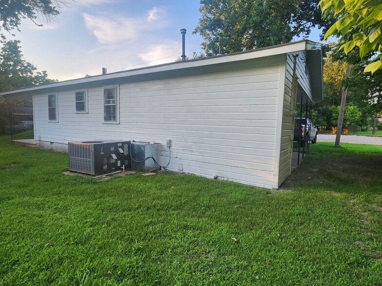 Building Photo - 104 W Searcy St