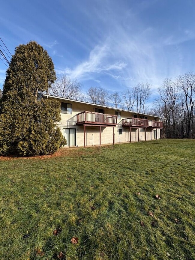 Building Photo - Three bedroom one bathroom townhouse for rent