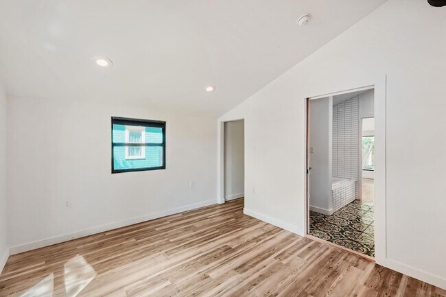 Building Photo - 1321 W San Antonio St