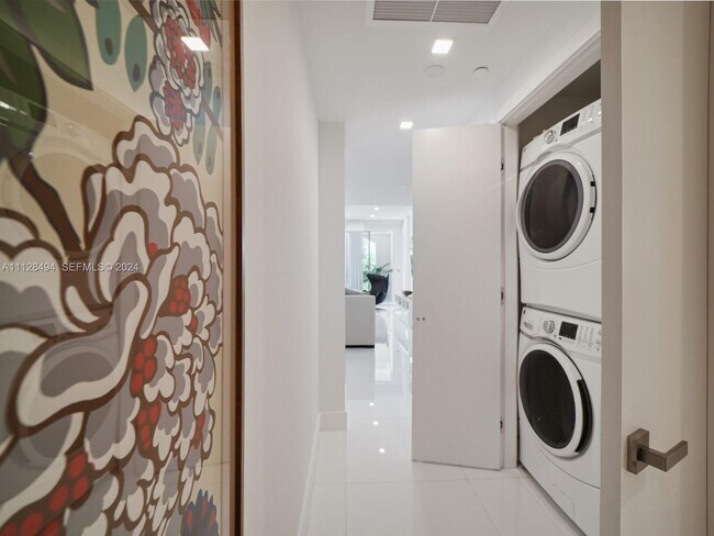 Building Photo - 19117 Fisher Island Dr