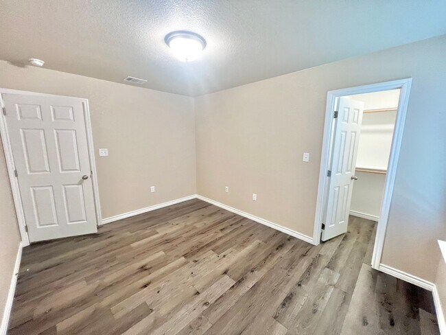 Building Photo - Cute 3 Bed Duplex in Temple!