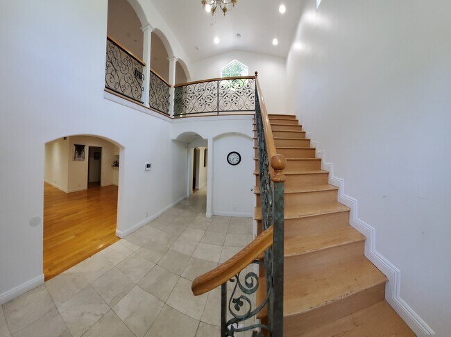 Building Photo - 8057 Willow Glen Rd