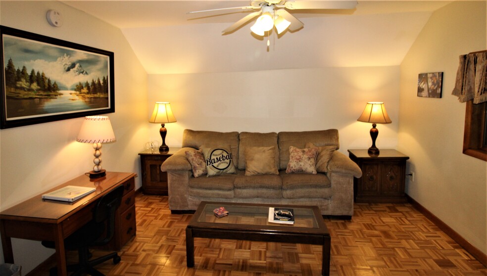 Comfortable living room - 119 Chestnut St